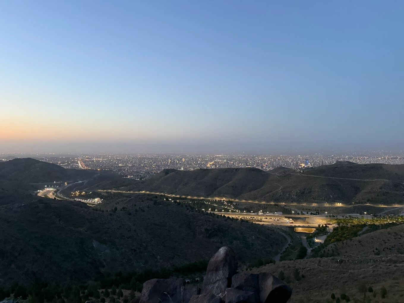 کوه پارک مشهد در شب