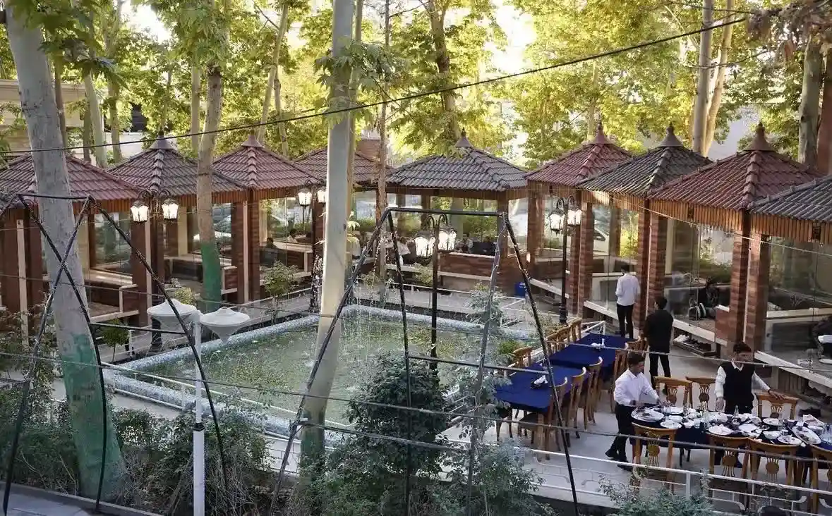 ساعت کاری رستوران ارم شاندیز به چه صورت است؟