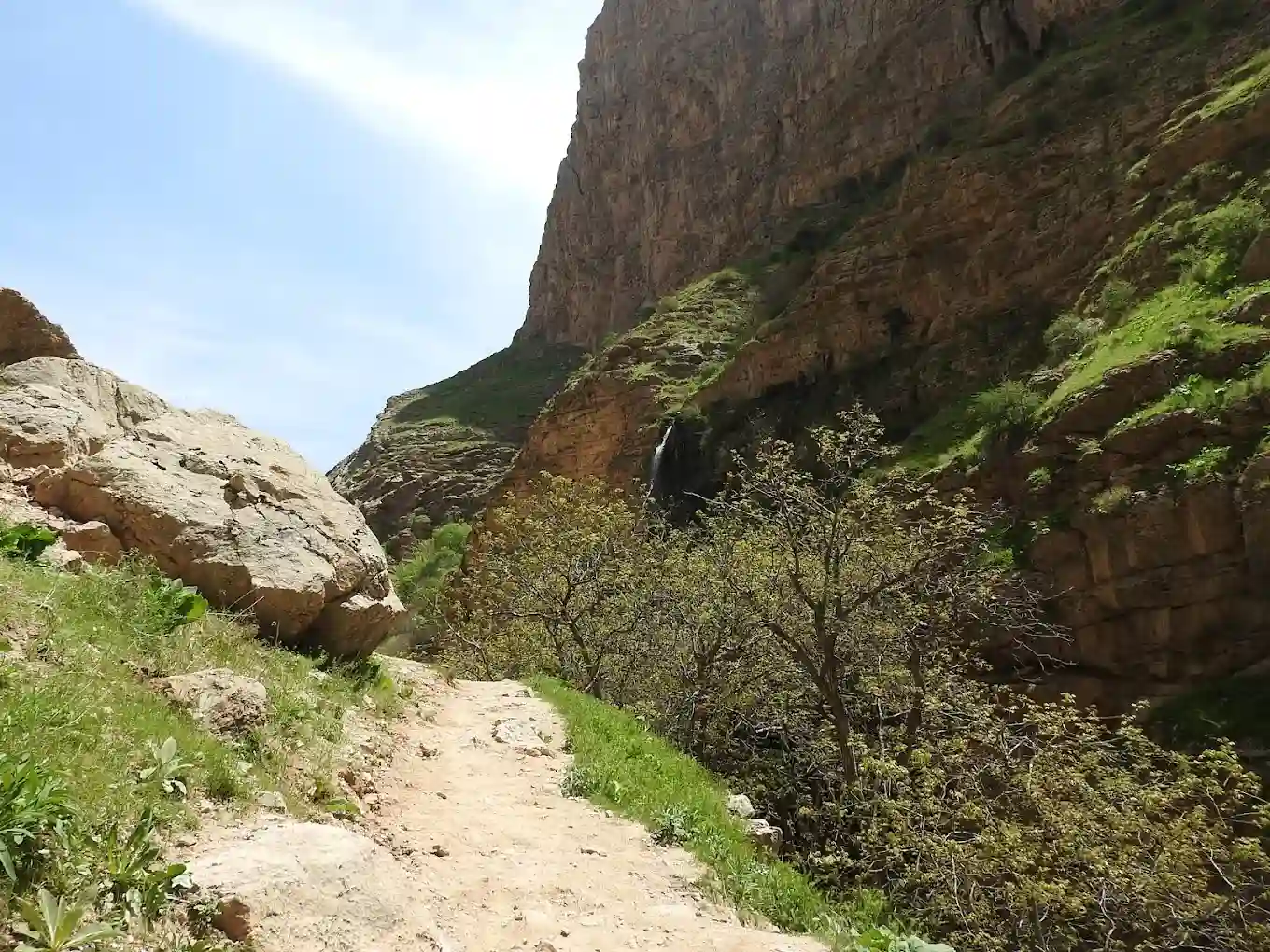 مسیر پیاده روی آبشار دوم اخلمد مشهد