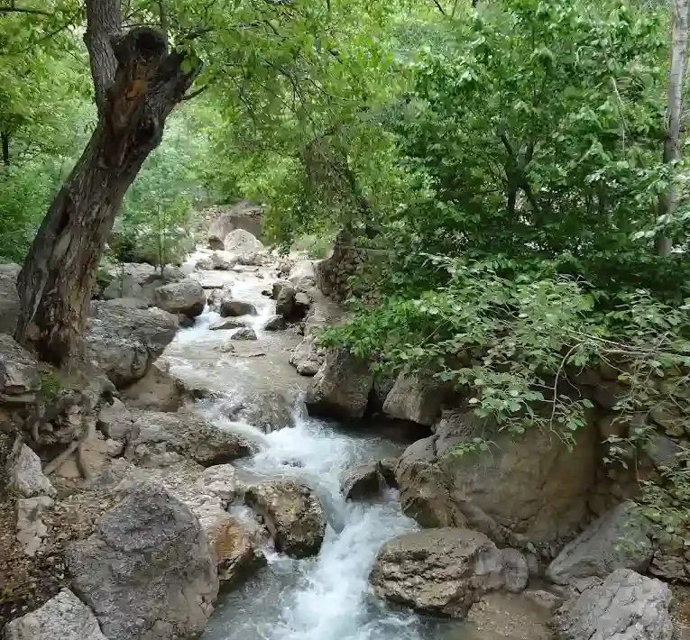 مسیر پیاده روی آبشار اخلمد چقدر است؟