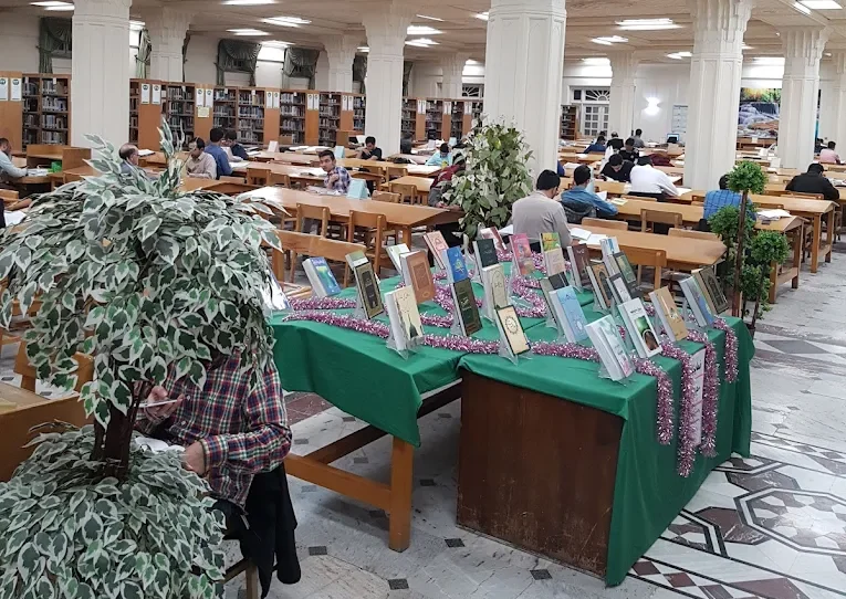 چه کتاب هایی در کتابخانه آستان قدس است؟
