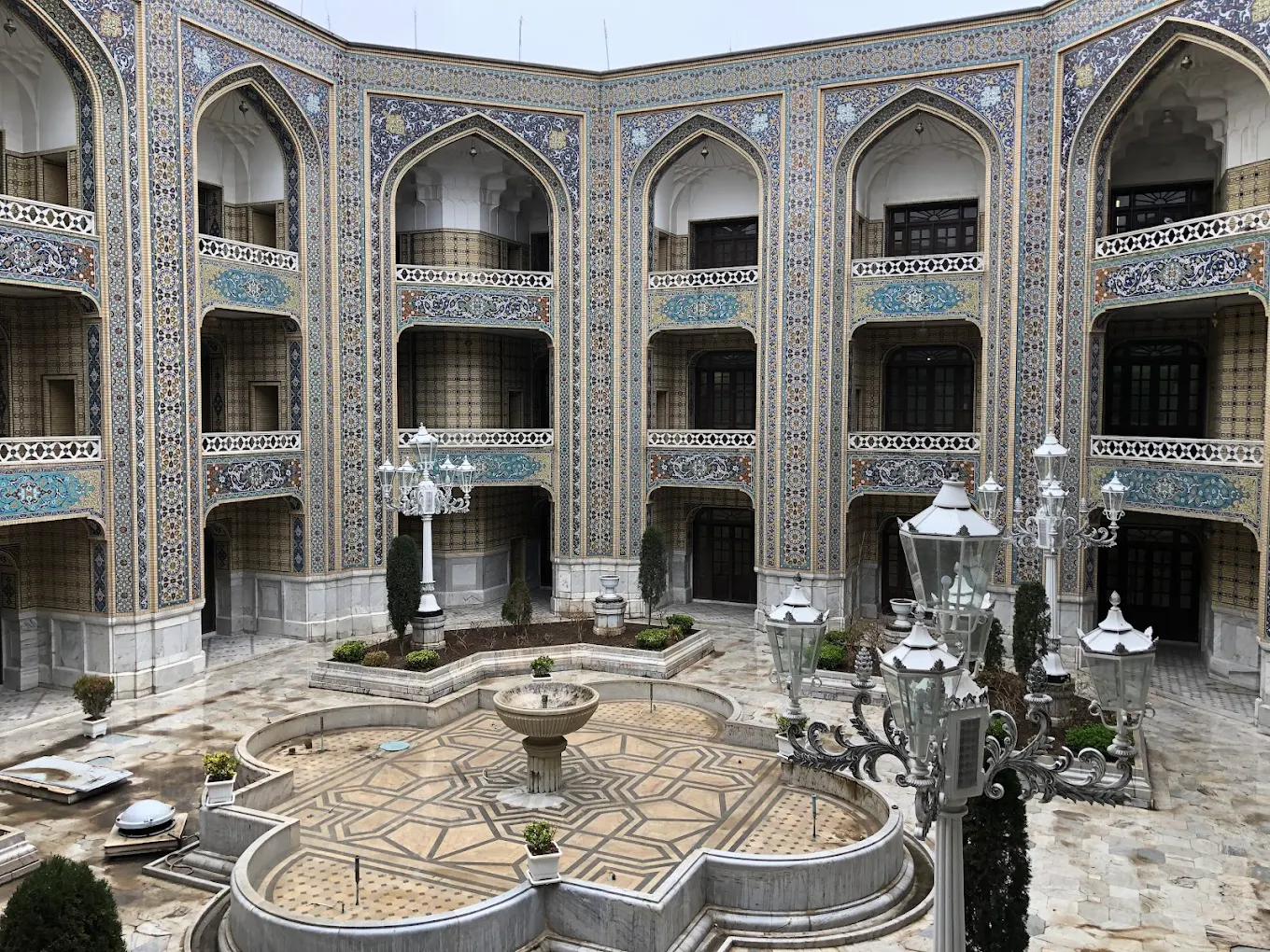 حیاط مرکزی کتابخانه حرم امام رضا