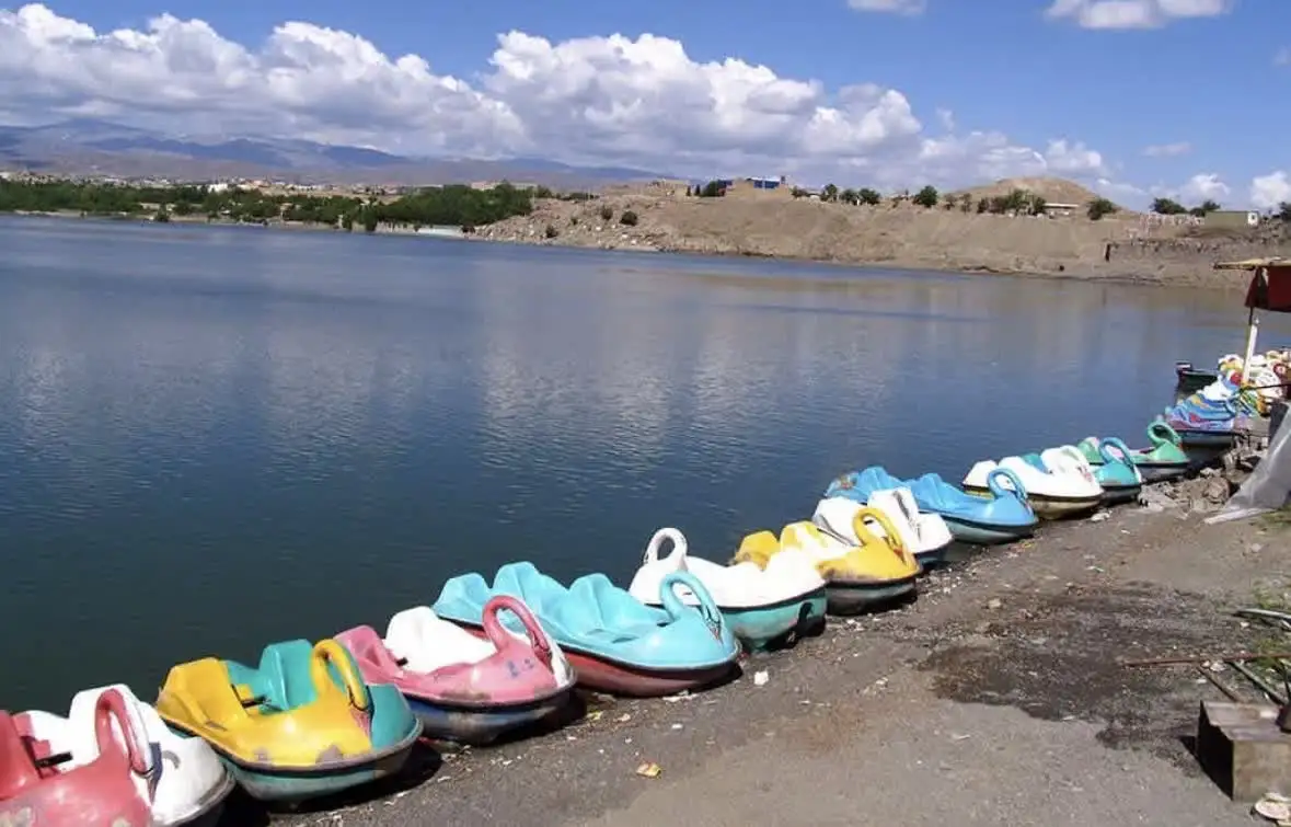 قایق سواری در بند گلستان مشهد