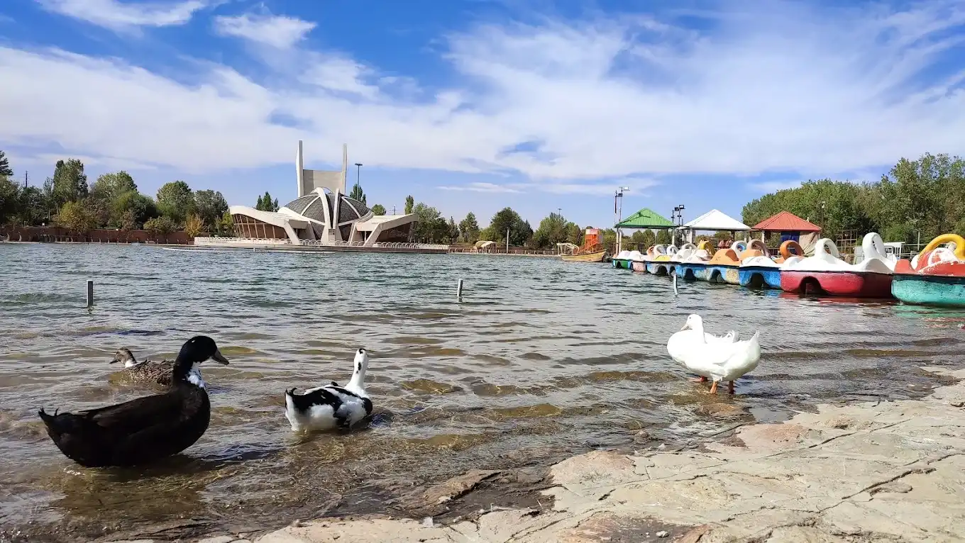 قایق سواری در دریاچه گلبهار