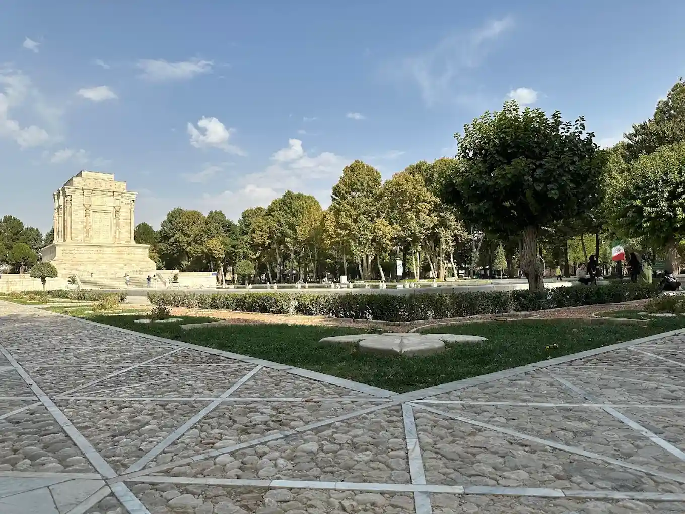 آرامگاه فردوسی در کدام استان قرار دارد؟