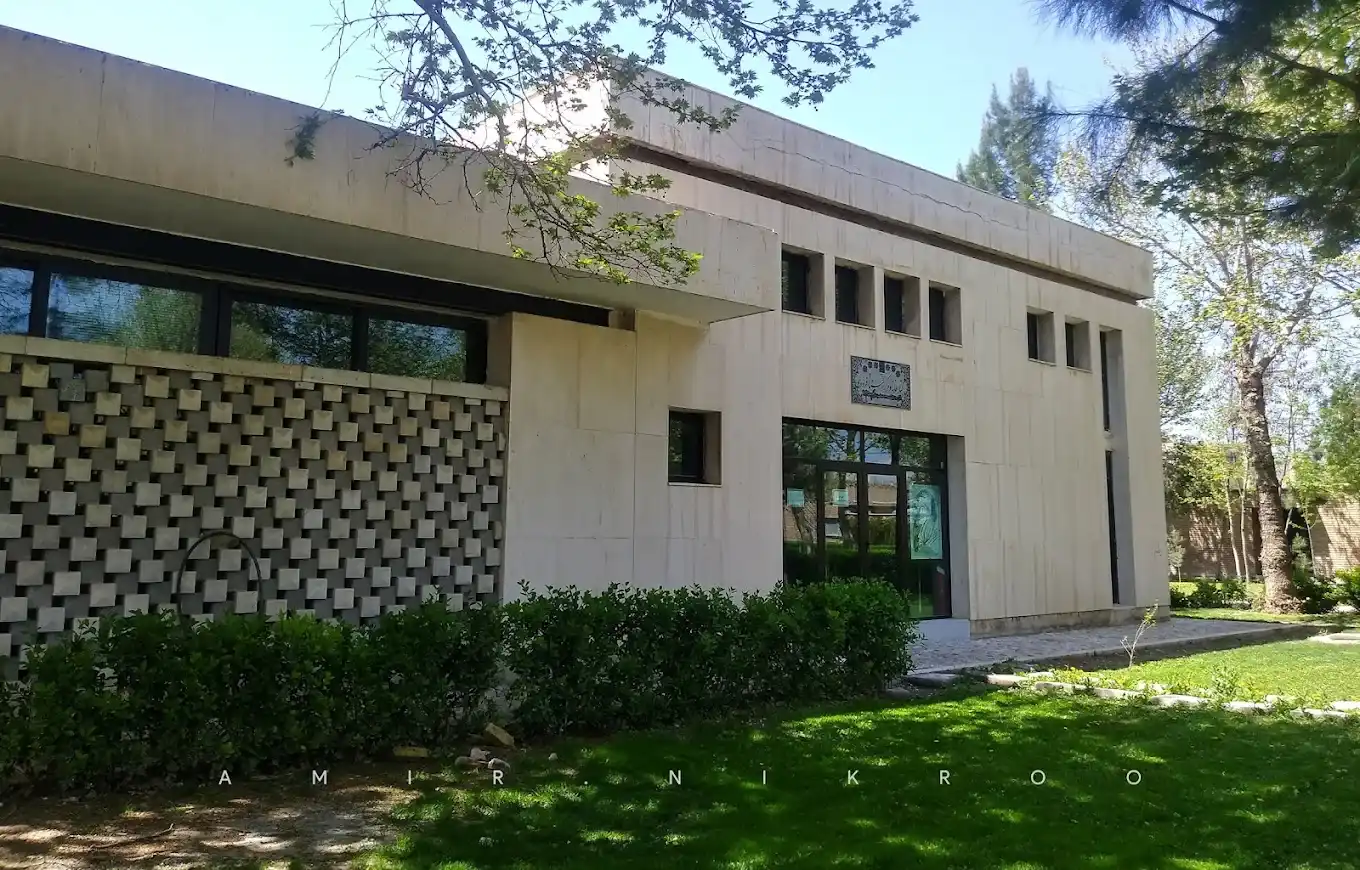 کتابخانه آرامگاه فردوسی کجاست