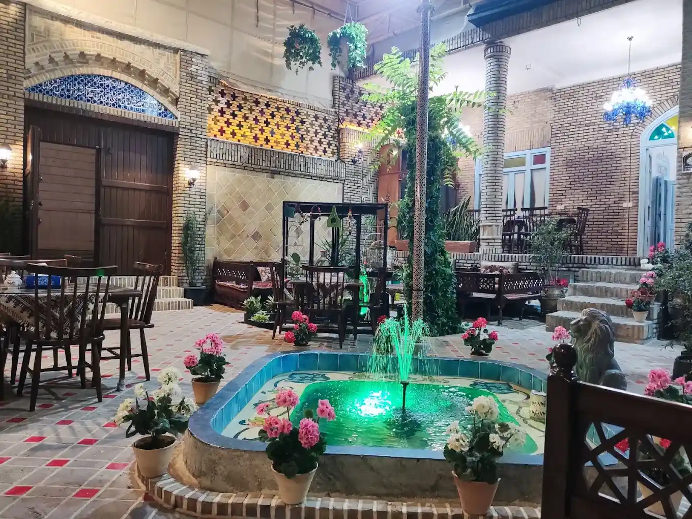 فضای رستوران سنتی بهرامی مشهد