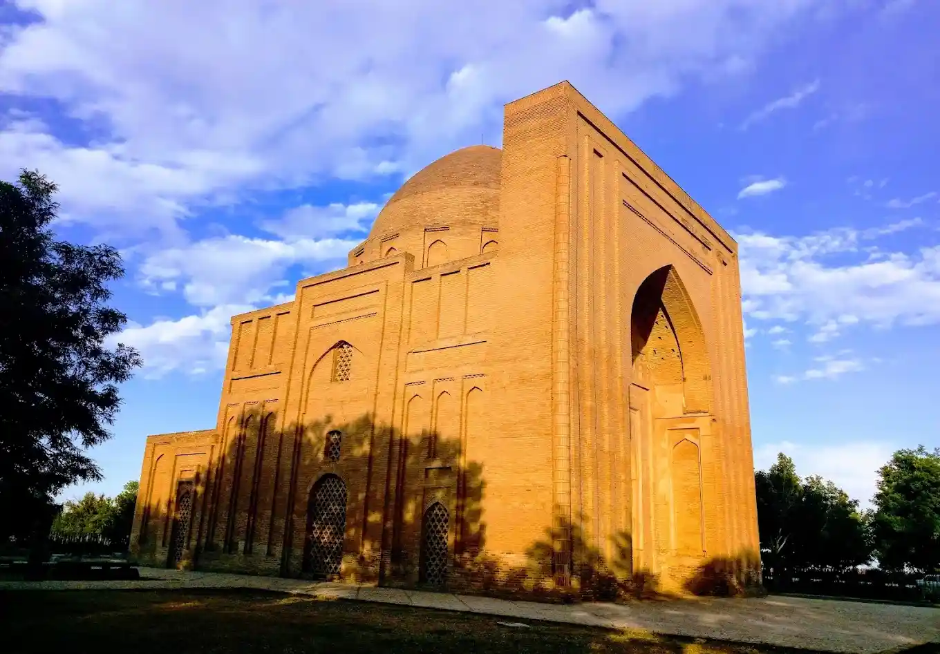 معماری گنبد هارونیه مشهد