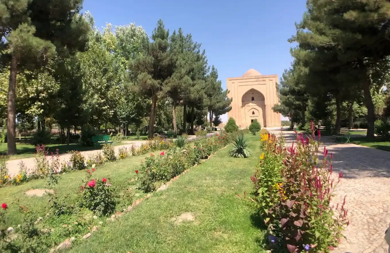 بنایی مکعب شکل آجری در ۲۵ کیلومتری شمال غربی مشهد