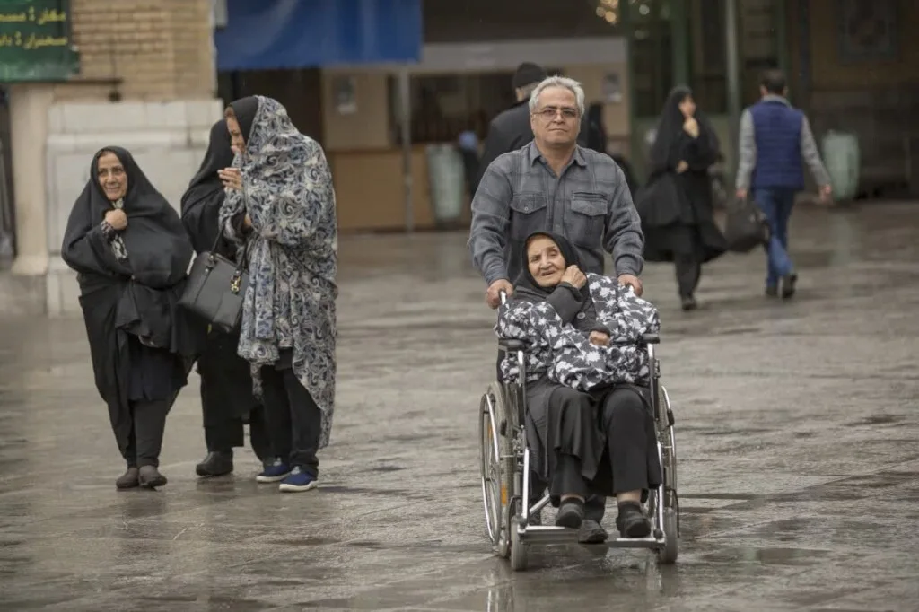 کمک به سالمندان در حرم امام رضا
