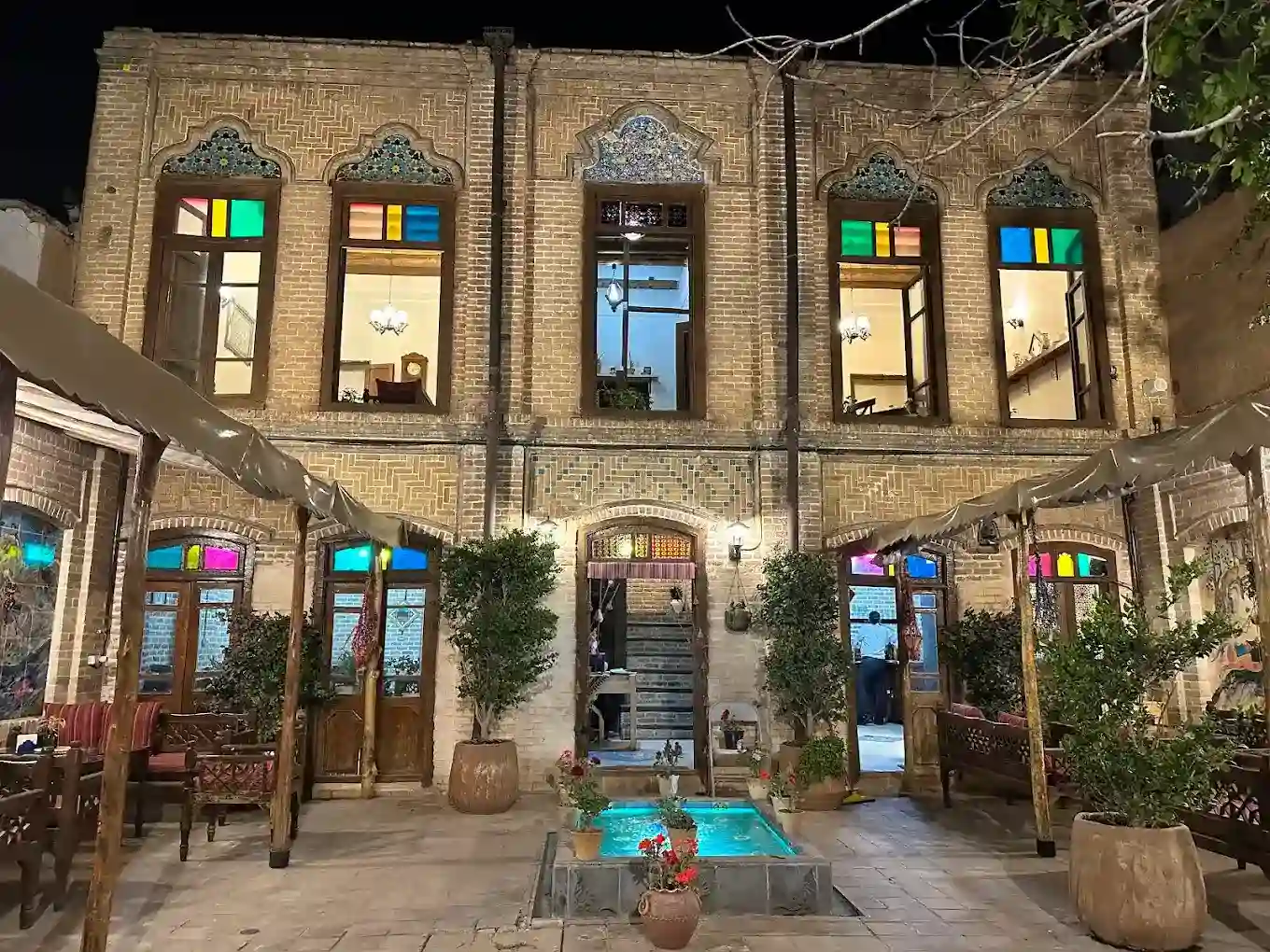 نمای بیرونی کافه رستوران تاریخی احمدیان مشهد