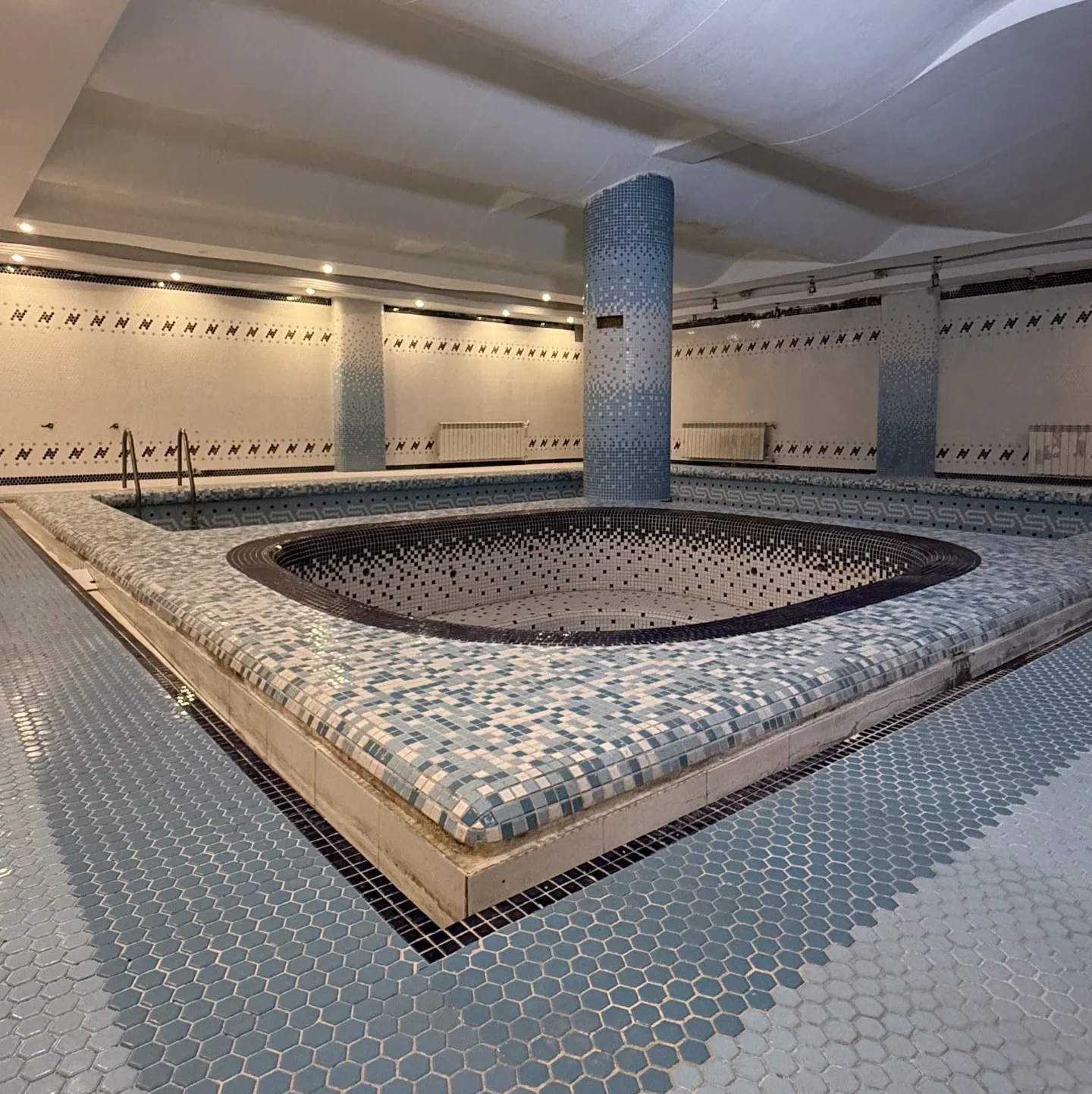 استخر هتل سفرا طلایی مشهد