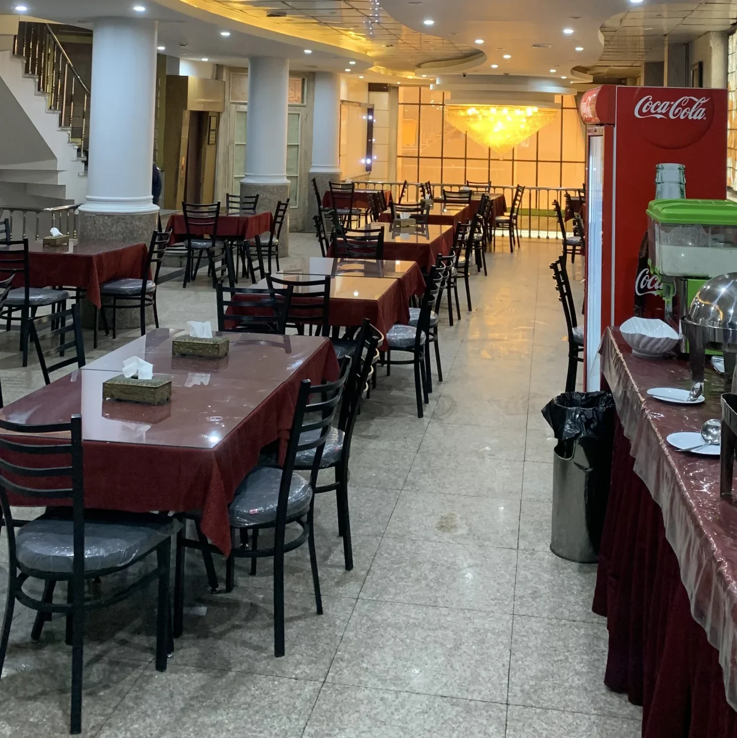 سالن غذا خوری هتل سفرا طلایی مشهد