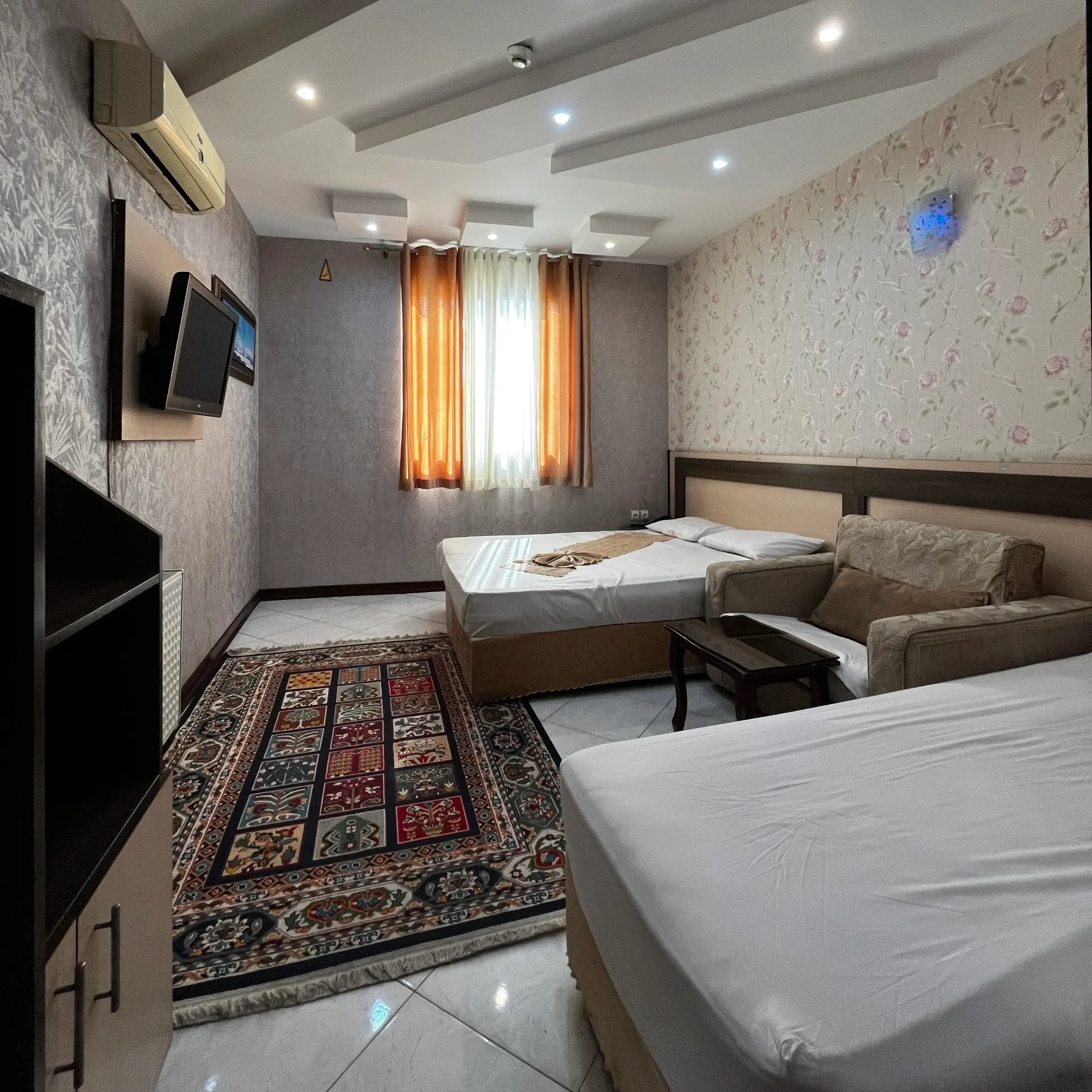 پنجره ی اتاق هتل میهمان مشهد