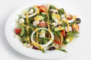 سالاد یونانی رستوران لیو مشهد