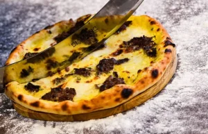 پیتزا گوشت و قارچ رستوران لیو مشهد